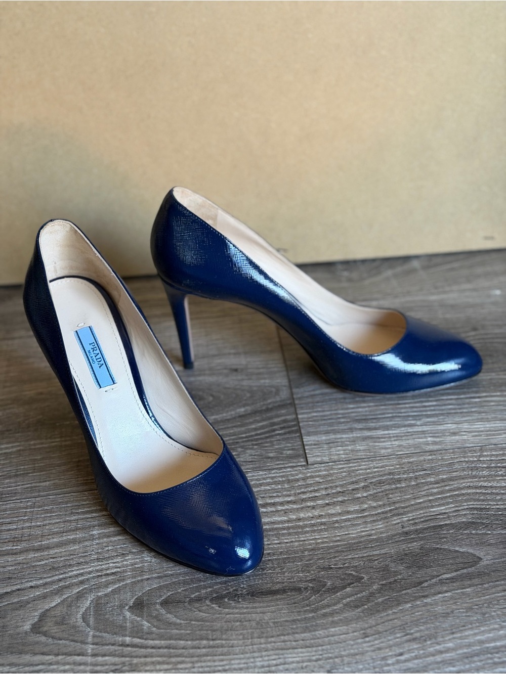 Prada Saffiano Navy Textured Patent Leather Round Toe Pumps Classic Sz 39 8 8.5